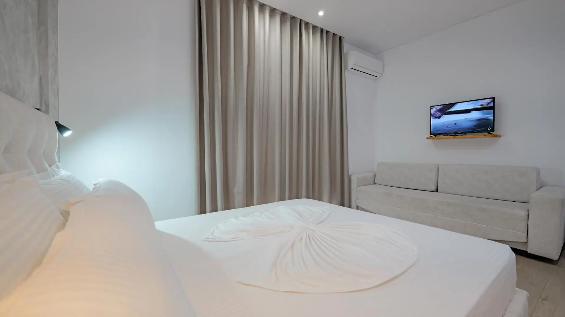 Villa Juna Beach Sarandë 4*,